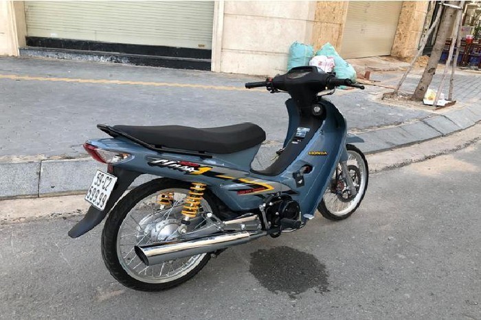 Bên sườn xe là một câu chuyện dài về sự thẩm mỹ của công nghệ khoét mũ, để trang bị thêm trợ lực tay lái đến từ thương hiệu Matris với hành trình 110mm đi kèm cùng 24 nấc tăng chỉnh nặng nhẹ, nâng cấp sử dụng ổ khóa thông minh để giúp chiến mã an toàn hơn trước tình trạng trộm cướp hiện nay