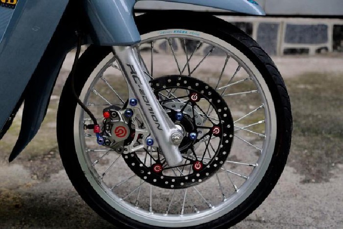 Hệ thống phanh của Honda Wave cũ độ được nâng cấp mạnh mẽ với đĩa thắng đồ chơi, kết hợp cùng heo Brembo logo đỏ 2 piston đối xứng, để gắn hoàn chỉnh chủ xe đã phải gia công pas nhôm CNC cho độ chính xác cực cao trong từng chi tiết với bản vẽ từ máy tính đã được tính toán kĩ lưỡng