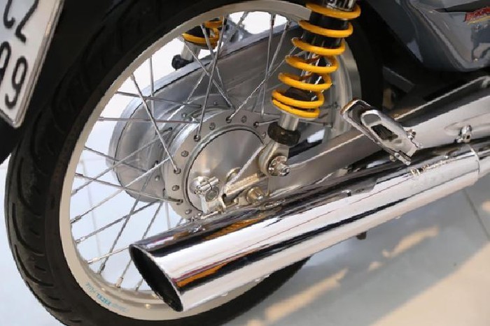 Vị trí phuộc sau nếu nhìn không nhầm là sản phẩm đến từ thương hiệu Ohlins phiên bản không bình dầu có chiều cao 330mm, đi kèm cùng chế độ tăng chỉnh độ đàn hồi của xe rất tiện lợi, sử dụng được cho Dream, Wave và Future mà không cần chế cháo bất kì chi tiết nào