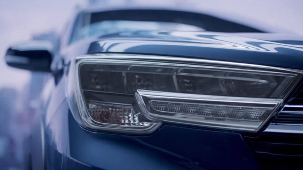 Nẹp màu đen bao quanh cụm đèn sương mù trước sẽ kéo dài sang bên sườn, ôm lấy chắn bùn "cơ bắp" hơn. Bên dưới bậc cửa còn có ốp trang trí màu bạc mới. Vỏ gương ngoại thất và bộ vành hợp kim 15 inch màu đen cũng như baga nóc màu bạc là những điểm nhấn khác trong thiết kế sườn xe của Suzuki XL6 2019