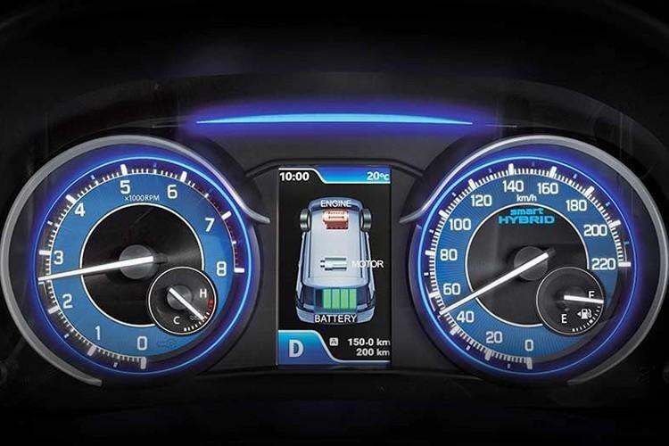 Vì là MPV cao cấp nên Suzuki XL6 2019 được trang bị khá tốt với hệ thống thông tin giải trí SmartPlay Studio mới, đi kèm màn hình cảm ứng 7 inch, hỗ trợ Android Auto và Apple CarPlay. Tiếp đến là những trang bị đáng chú ý khác như đèn pha và cần gạt mưa tự động, dải đèn LED định vị ban ngày, mở cửa không cần chìa khóa, nút bấm khởi động máy, điều hòa tự động, cửa gió điều hòa hàng ghế sau và ghế lái chỉnh độ cao