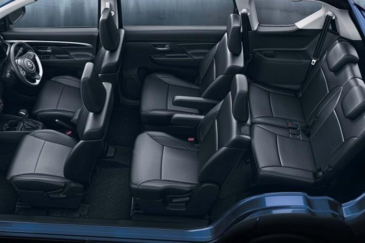 Trong khi đó, thiết kế nội thất của Suzuki XL6 2019 lại gần như giống hệt Ertiga mới. Hãng Suzuki chỉ bổ sung một số điểm nhấn riêng cho phiên bản cao cấp hơn của Ertiga 2019 như nội thất màu đen tuyền, tương phản với những chi tiết ốp trang trí bằng nhôm. Trên mặt táp-lô còn có những chi tiết ốp màu đen bóng