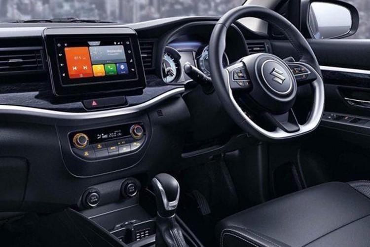 Bước vào bên trong Suzuki XL6 2019, người lái được chào đón bằng không gian nội thất màu đen tuyền thay vì be như Ertiga. Đặc biệt, mẫu MPV này chỉ có nội thất 6 chỗ thay vì 7 chỗ như Ertiga. Ở hàng giữa của Suzuki XL6 2019 xuất hiện 2 ghế độc lập được trang bị tiêu chuẩn, mang đến cảm giác thoải mái và sang trọng hơn