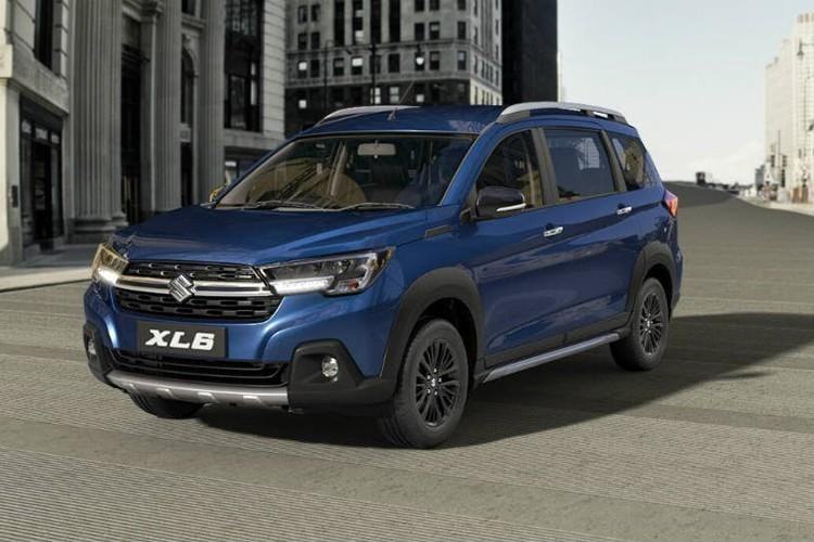 Ngoài ra, Suzuki XL6 2019 còn có hốc gió trước rộng hơn, cản trước dày dặn hơn, cụm đèn sương mù chuyển sang vị trí mới và chi tiết giả tấm ốp bảo vệ gầm theo phong cách SUV. Phía sau xe không có nhiều thay đổi so với Ertiga tiêu chuẩn, trừ cụm đèn hậu LED và cản sau khác biệt, tích hợp đèn phản quang nằm dọc và chi tiết giả tấm ốp bảo vệ gầm màu bạc