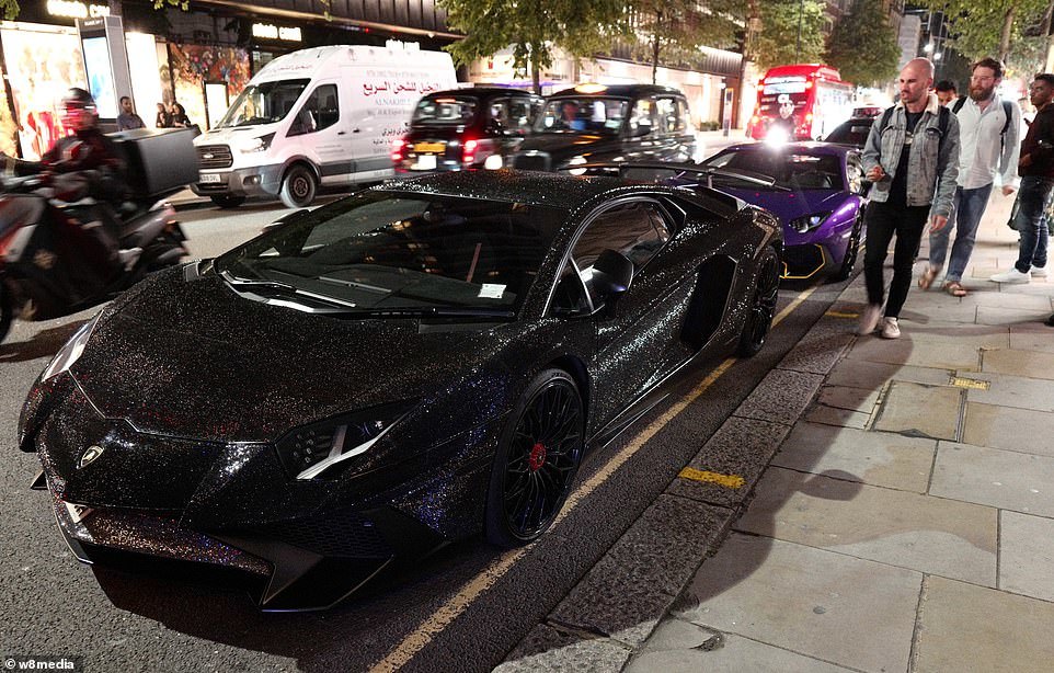 Chiếc xe như một bầu trời đêm đầy sao lấp lánh. Đây là dòng siêu xe Lamborghini Aventador nạm pha lê trị giá 270.000 bảng Anh (tương đương gần 8 tỷ đồng)