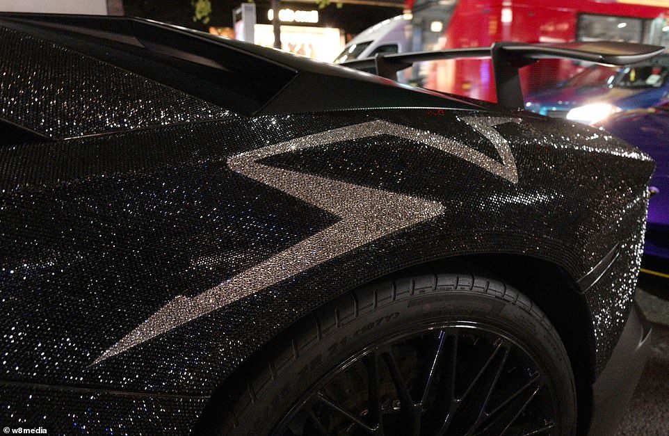 Chiếc Aventador tuyệt đẹp này được đính hai triệu viên pha lê bởi một cửa hàng chuyên tân trang xe có tiếng tên là Cars In Cloaks