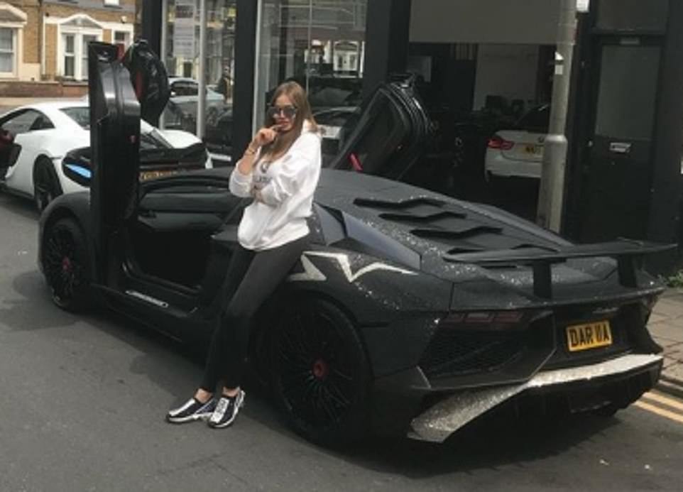 Tuy nhiên, đối với người mẫu Nga, vẻ đẹp của chiếc xe là điều cô quan tâm nhất