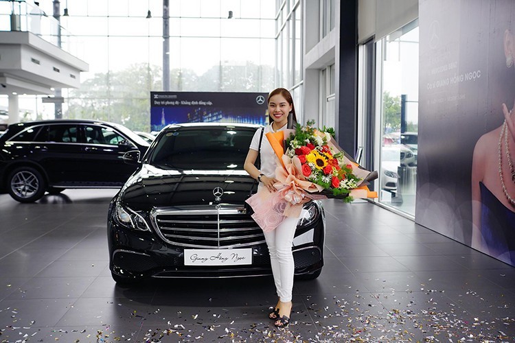 Sau nam diễn vi&ecirc;n Nguyễn Quốc Trường được biết đến nhiều qua vai Vũ trong bộ phim truyền h&igrave;nh đ&igrave;nh đ&aacute;m Về Nh&agrave; Đi Con, đến lượt nữ ca sỹ Giang Hồng Ngọc trở th&agrave;nh gương mặt mới của c&acirc;u lạc bộ những người nổi tiếng d&ugrave;ng xe sang Mercedes-Benz E-Class tại Việt Nam