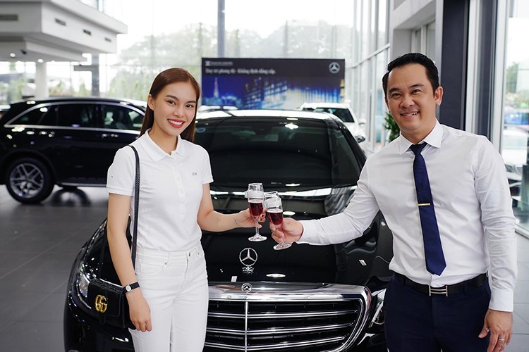 Mới đ&acirc;y, nữ ca sỹ trẻ n&agrave;y đ&atilde; nhận ch&igrave;a kh&oacute;a của chiếc xe sang mới mang thương hiệu Mercedes-Benz E-Class. Theo chia sẻ của Hồng Ngọc, khi mới v&agrave;o nghề ca h&aacute;t, c&ocirc; đ&atilde; d&ugrave;ng một chiếc Kia Morning rồi chuyển sang Mazda. Sau 5 năm sử dụng, c&ocirc; đ&atilde; quyết định b&aacute;n chiếc &ocirc; t&ocirc; Mazda n&agrave;y cho một người bạn v&agrave; đổi sang Mercedes-Benz E200 2019 mới