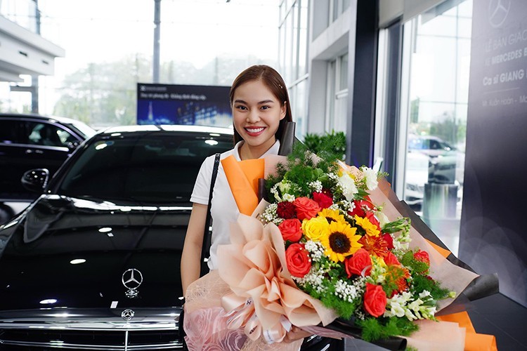 Lần đầu ti&ecirc;n ra mắt thị trường Việt Nam tại Mercedes-Benz Fascination 2019 v&agrave;o hồi th&aacute;ng 7 vừa qua, Mercedes-Benz E-Class 2019 bao gồm 3 phi&ecirc;n bản, bao gồm E200, E200 Sport v&agrave; E350 AMG. Trong đ&oacute;, bản E200 Sport thay thế E250 cũ v&agrave; E350 AMG thay cho E300 AMG cũ