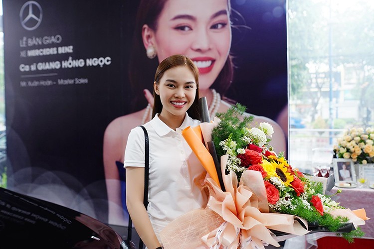 Tương tự như trước đ&acirc;y, Mercedes-Benz E200 2019 cũng được trang bị lưới tản nhiệt 3 nan nằm ngang v&agrave; logo ng&ocirc;i sao 3 c&aacute;nh tr&ecirc;n nắp cap&ocirc;. Nằm hai b&ecirc;n lưới tản nhiệt l&agrave; hệ thống đ&egrave;n pha LED High Performance với 2 dải đ&egrave;n LED định vị ban ng&agrave;y. Đằng sau l&agrave; cụm đ&egrave;n hậu được thiết kế dạng bụi sao Stardust đặc trưng