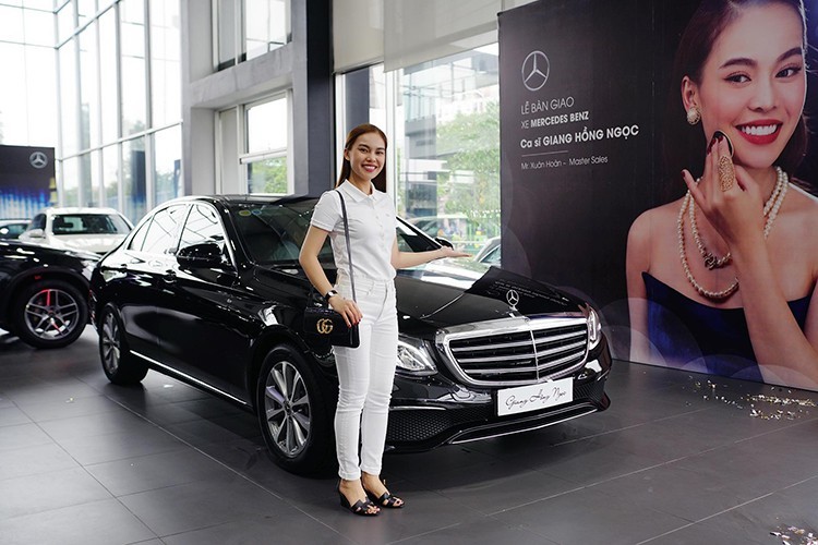 Ngo&agrave;i ra, Mercedes-Benz E200 2019 c&ograve;n c&oacute; nhiều chi tiết mạ cr&ocirc;m s&aacute;ng b&oacute;ng ở cản trước, cản sau, đường ch&acirc;n k&iacute;nh hay b&ecirc;n sườn. Bộ v&agrave;nh của mẫu sedan hạng sang n&agrave;y c&oacute; đường k&iacute;nh 17 inch v&agrave; thiết kế 10 chấu