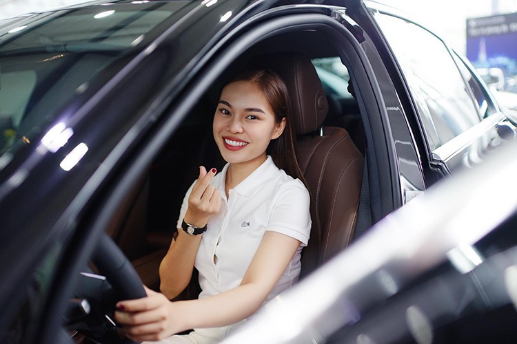 B&ecirc;n trong Mercedes-Benz E200 2019 xuất hiện m&agrave;n h&igrave;nh giải tr&iacute; trung t&acirc;m c&oacute; k&iacute;ch thước l&ecirc;n đến 12,3 inch, v&ocirc; lăng mới t&iacute;ch hợp ph&iacute;m điều khiển cảm ứng Touch Control Button v&agrave; những chi tiết ốp gỗ tần b&igrave; sang trọng