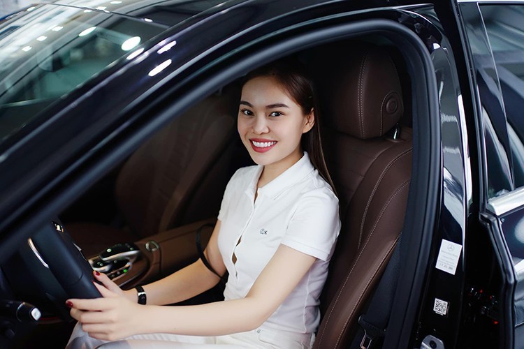 Th&ecirc;m v&agrave;o đ&oacute; l&agrave; hệ thống đ&egrave;n viền trang tr&iacute; 64 m&agrave;u với 10 kiểu phối kh&aacute;c nhau, điều h&ograve;a tự động 3 v&ugrave;ng Thermotronic v&agrave; định vị vệ tinh t&iacute;ch hợp bản đồ Việt Nam. Cuối c&ugrave;ng l&agrave; những trang bị an to&agrave;n hiện đại như 9 t&uacute;i kh&iacute;, hệ thống cảnh b&aacute;o mất tập trung v&agrave; c&ocirc;ng nghệ tự động bảo vệ Pre-Safe