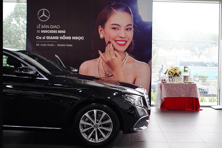 So với 2 phi&ecirc;n bản c&ograve;n lại, bản E200 ti&ecirc;u chuẩn của Mercedes-Benz E-Class 2019 kh&ocirc;ng c&oacute; thay đổi n&agrave;o về chi tiết v&agrave; c&aacute;c trang bị đi k&egrave;m. Động cơ dưới nắp ca-p&ocirc; vẫn l&agrave; loại m&aacute;y xăng 4 xi-lanh, tăng &aacute;p, dung t&iacute;ch 2.0 l&iacute;t nhưng được điều chỉnh để tạo ra c&ocirc;ng suất tối đa tăng 13 m&atilde; lực l&ecirc;n 197 m&atilde; lực v&agrave; m&ocirc;-men xoắn cực đại 300 Nm