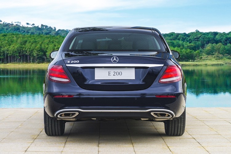 Gi&aacute; xe Mercedes-Benz E-Class 2019 m&agrave; Hồng Ngọc mới tậu khởi điểm từ 2,13 tỷ đồng. Đ&acirc;y l&agrave; phi&ecirc;n bản giới hạn, được sơn ngoại thất m&agrave;u đen b&oacute;ng trong khi nội thất bọc da m&agrave;u n&acirc;u sẫm sang trọng