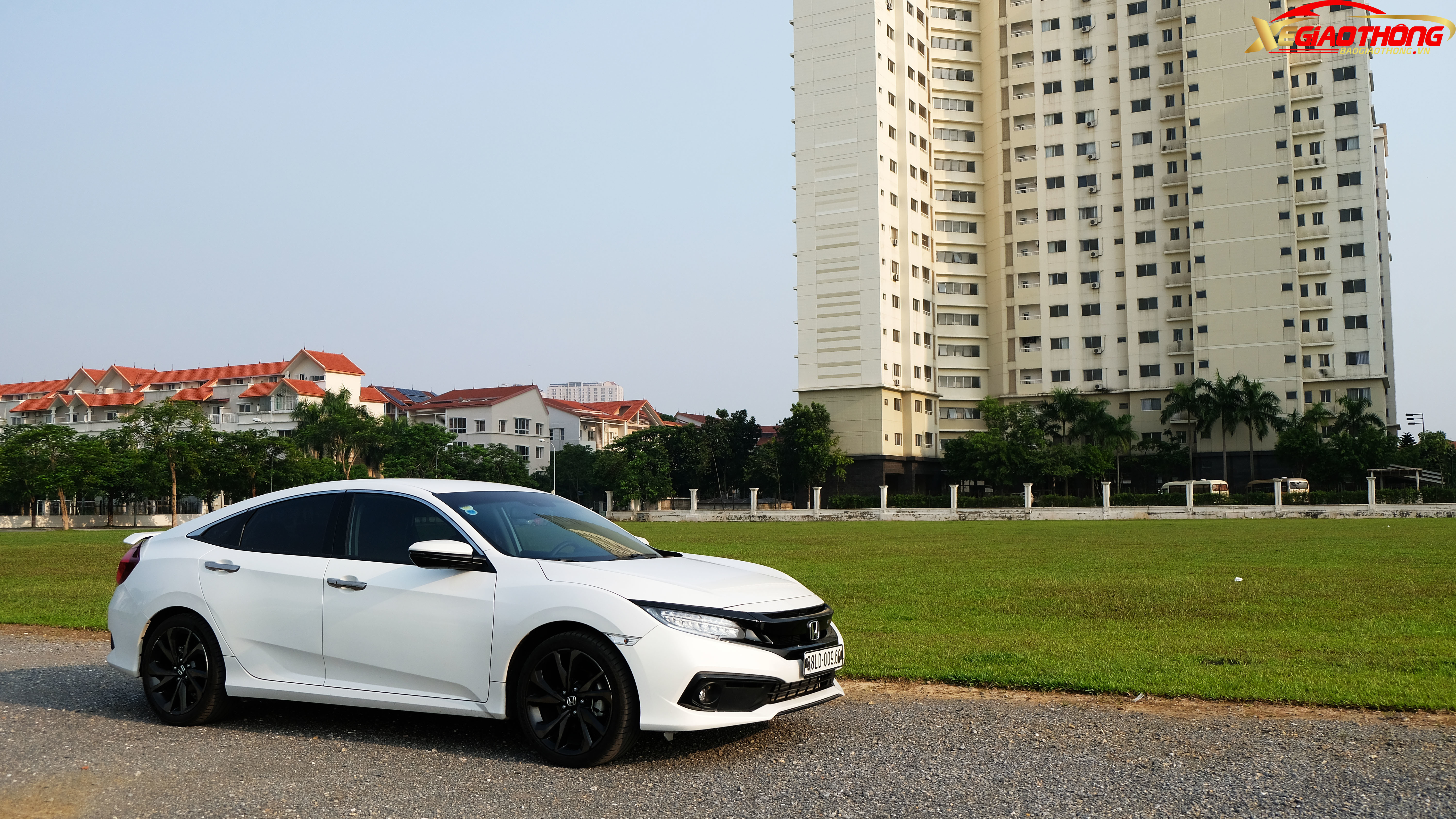 Honda Civic là một trong những mẫu sedan cỡ C có giá bán cao nhất Việt Nam hiện nay. Tuy nhiên có thể dùng từ “đắt xắt ra miếng” đối với mẫu xe này khi Civic có thiết kế thể thao, trẻ trung và cho cảm giác lái phấn khích nhất phân khúc.