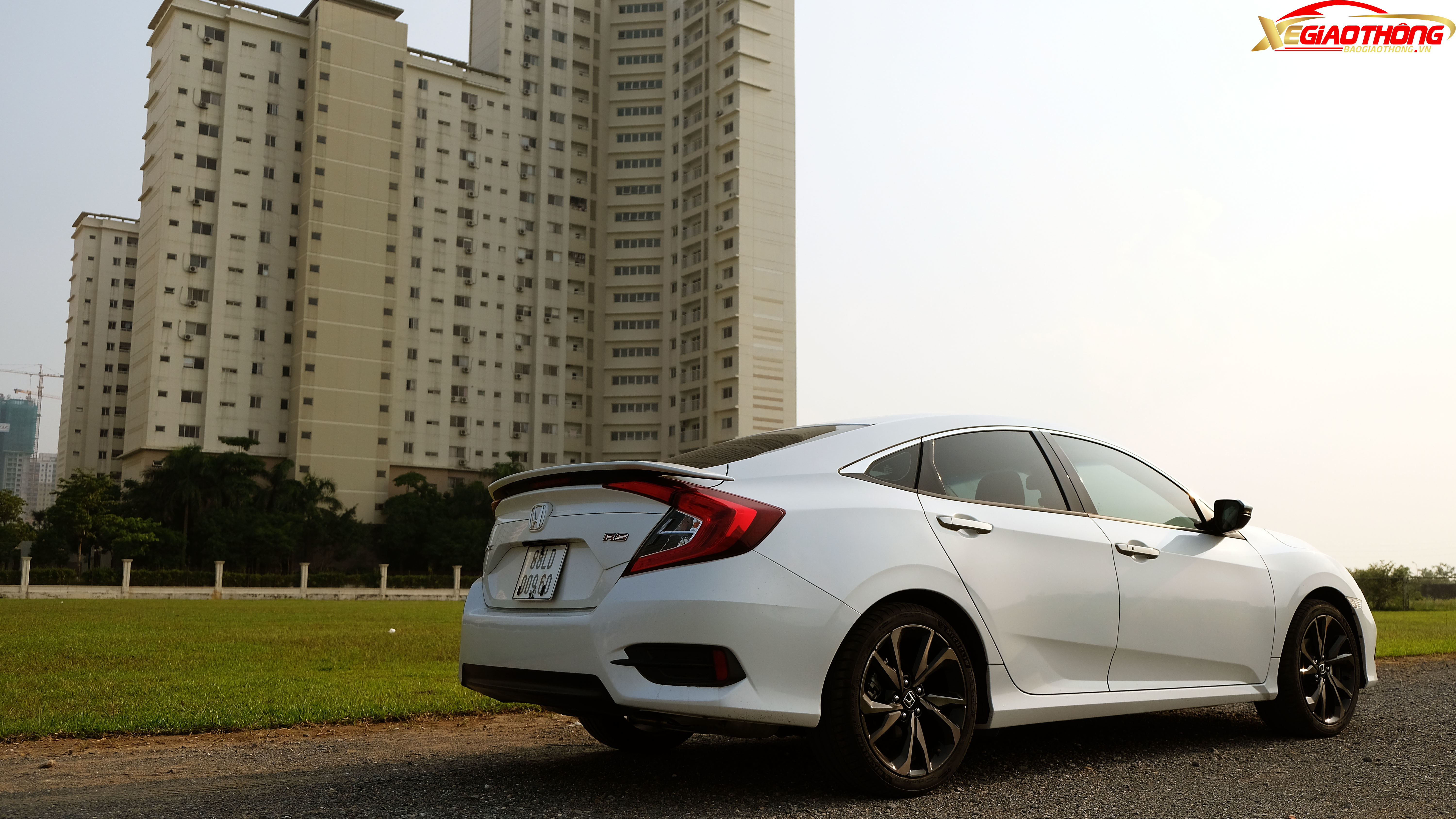 Độ cách âm của xe cũng ở mức tốt. Lái xe tốc độ cao ở những đoạn đường đẹp, tiếng lốp gần như rất ít bị vọng vào bên trong cabin. Và có thể do thiết kế khí động học thể thao nên tiếng gió rít khi chạy xe ở tốc độ cao gần như không có.