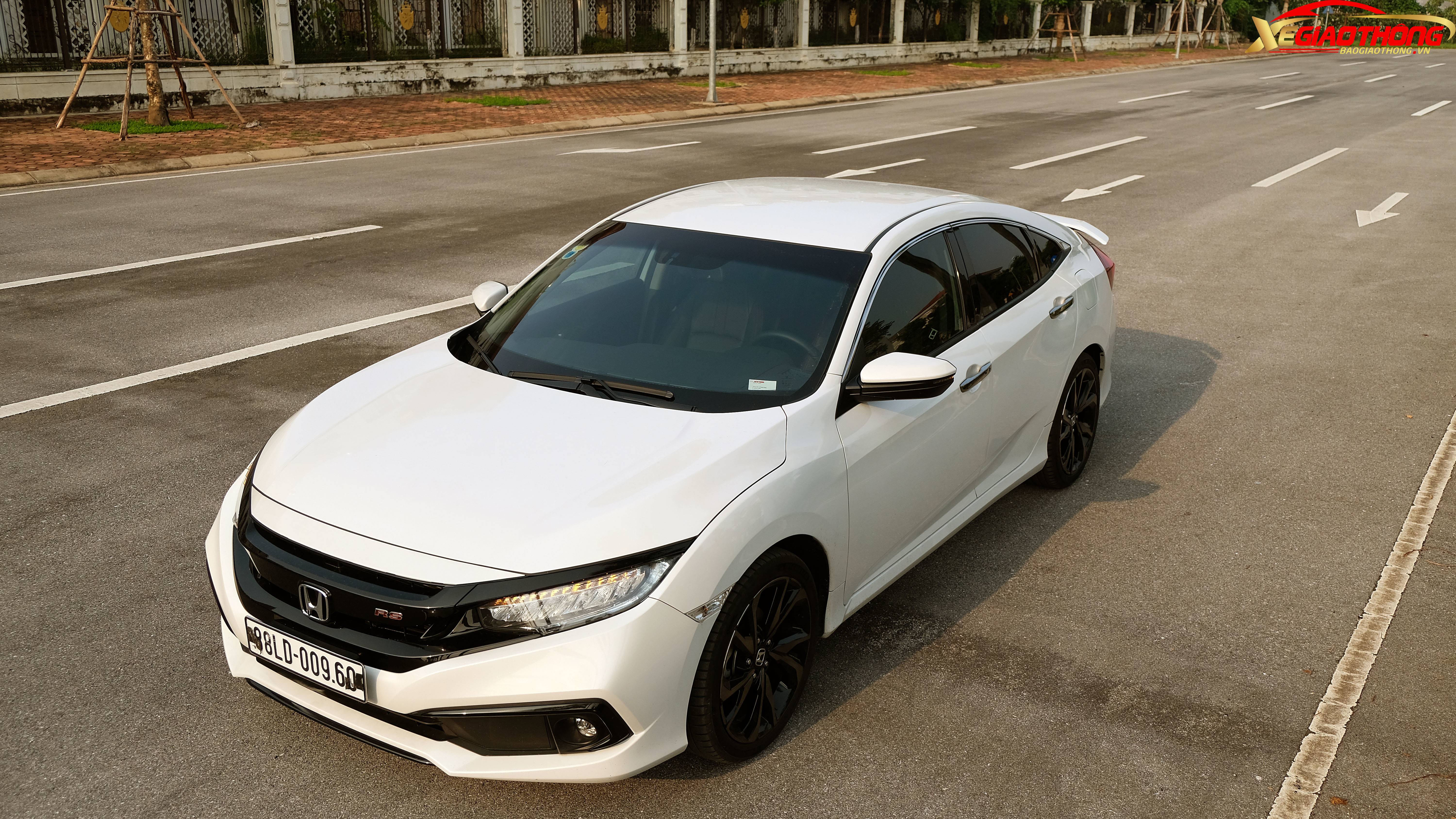 Nói qua một chút về thiết kế ngoại thất. Về kiểu dáng tổng thể, Honda Civic mới mang kiểu dáng như dòng xe coupe thể thao, với trần xe vuốt dốc, cộng với các đường gân trên nắp ca-pô...