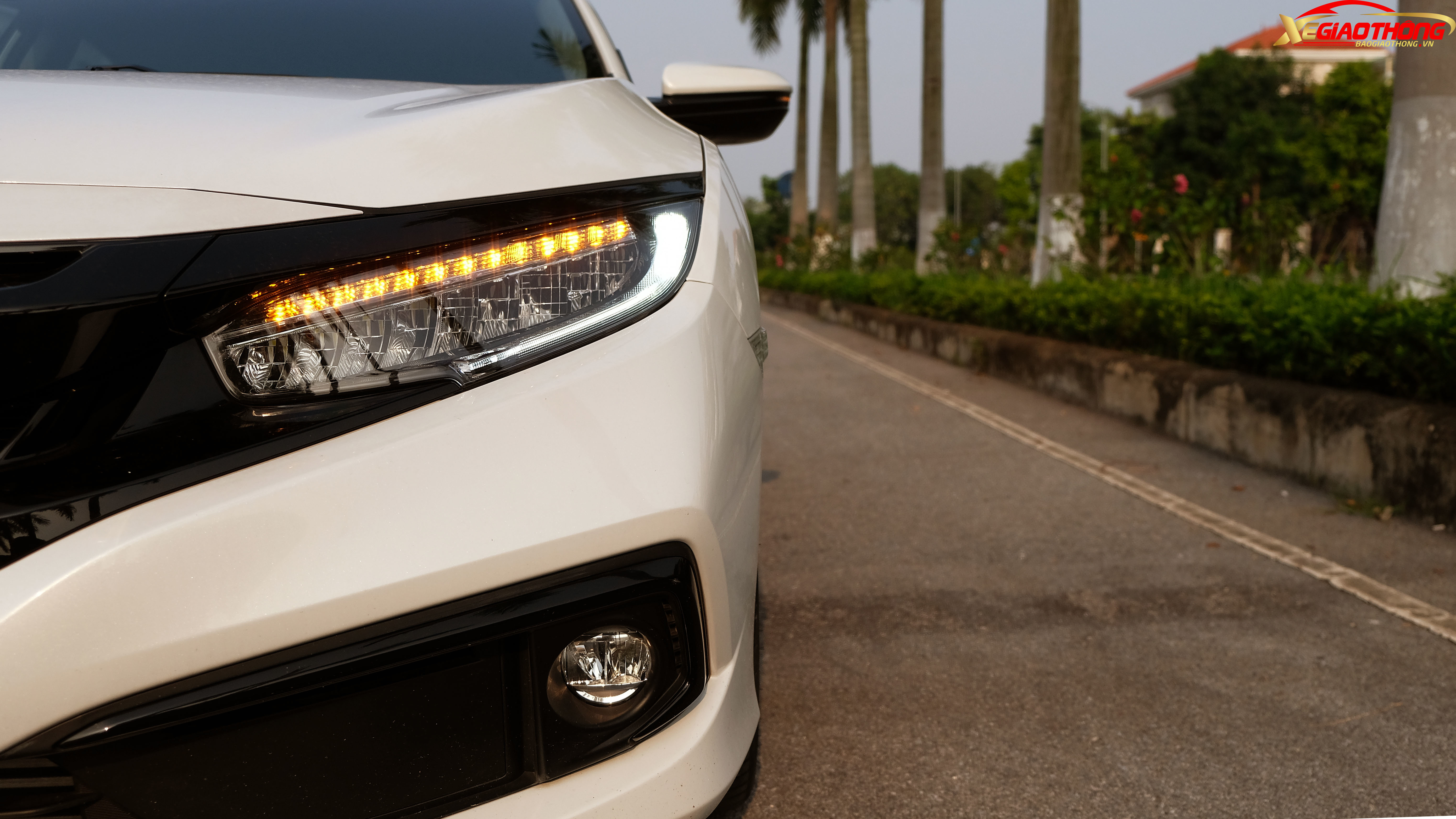 Công nghệ đèn này giúp tăng cường khả năng chiếu sáng nhưng bền bỉ hơn so với bóng halogen truyền thống.