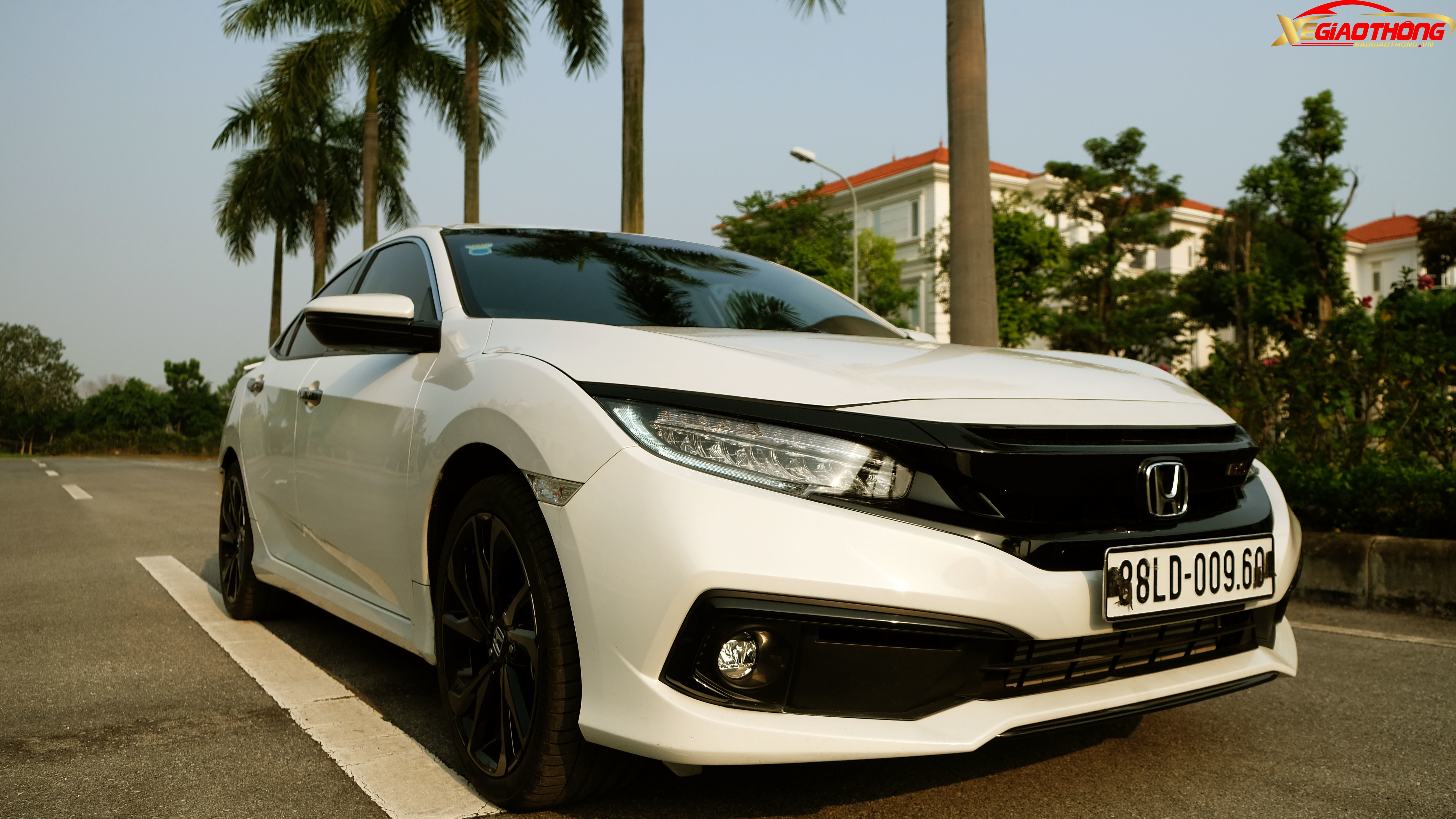 Bước vào phần trải nghiệm, Honda Civic thực sự ấn tượng, ghi điểm mạnh khi rũ bỏ được sự nhàm chán sau vô lăng mà mọi người thường nghĩ ngay khi nói về một mẫu xe Nhật. Chân ga nhạy dù ở chế độ bình thường hay tiết kiệm nhiên liệu.