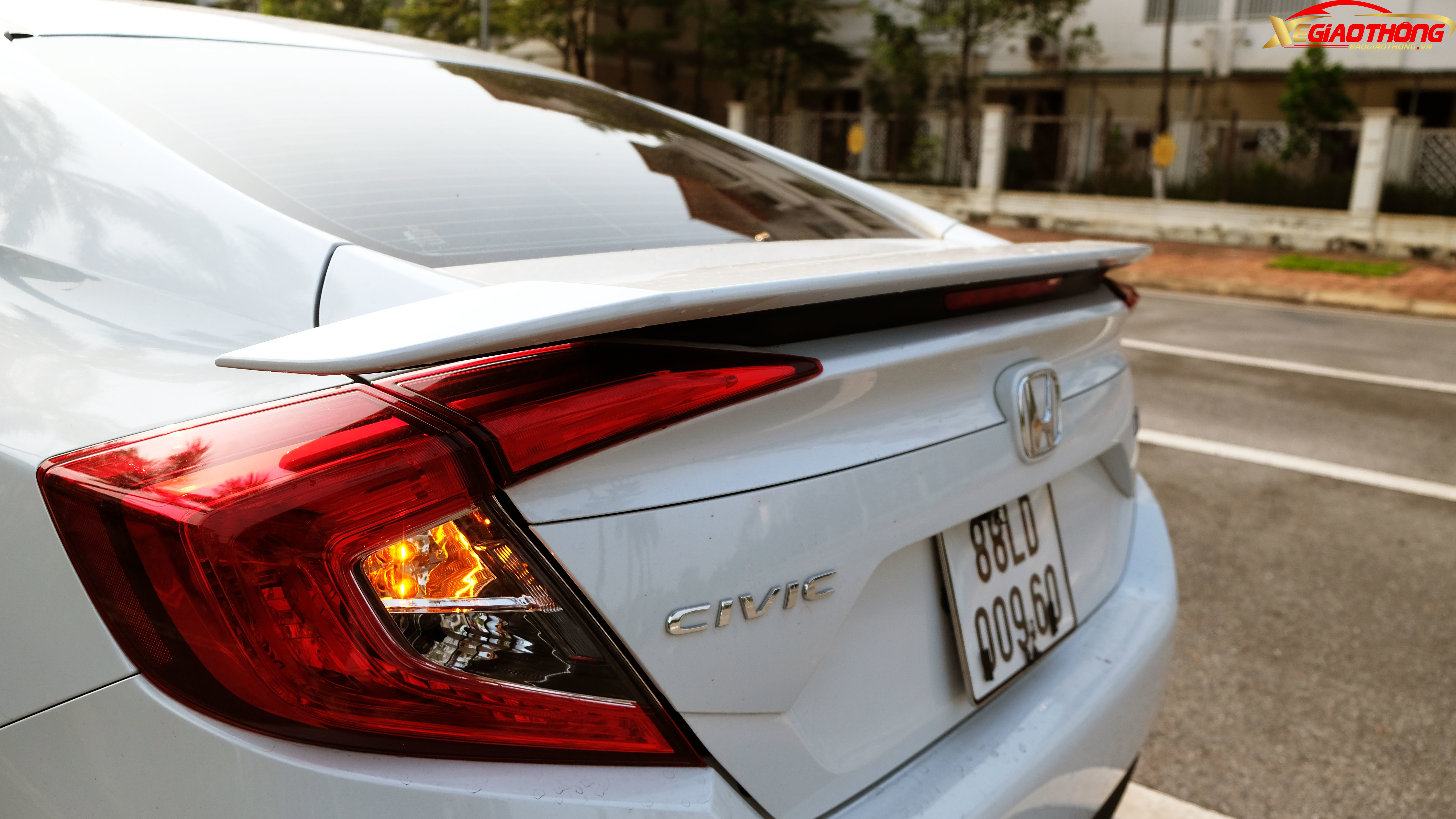 Một điểm nữa khiến Honda Civic là mẫu xe thể thao, năng động nhất phân khúc là đuôi xe được trang bị sẵn cánh gió mà không cần phải độ, chế.