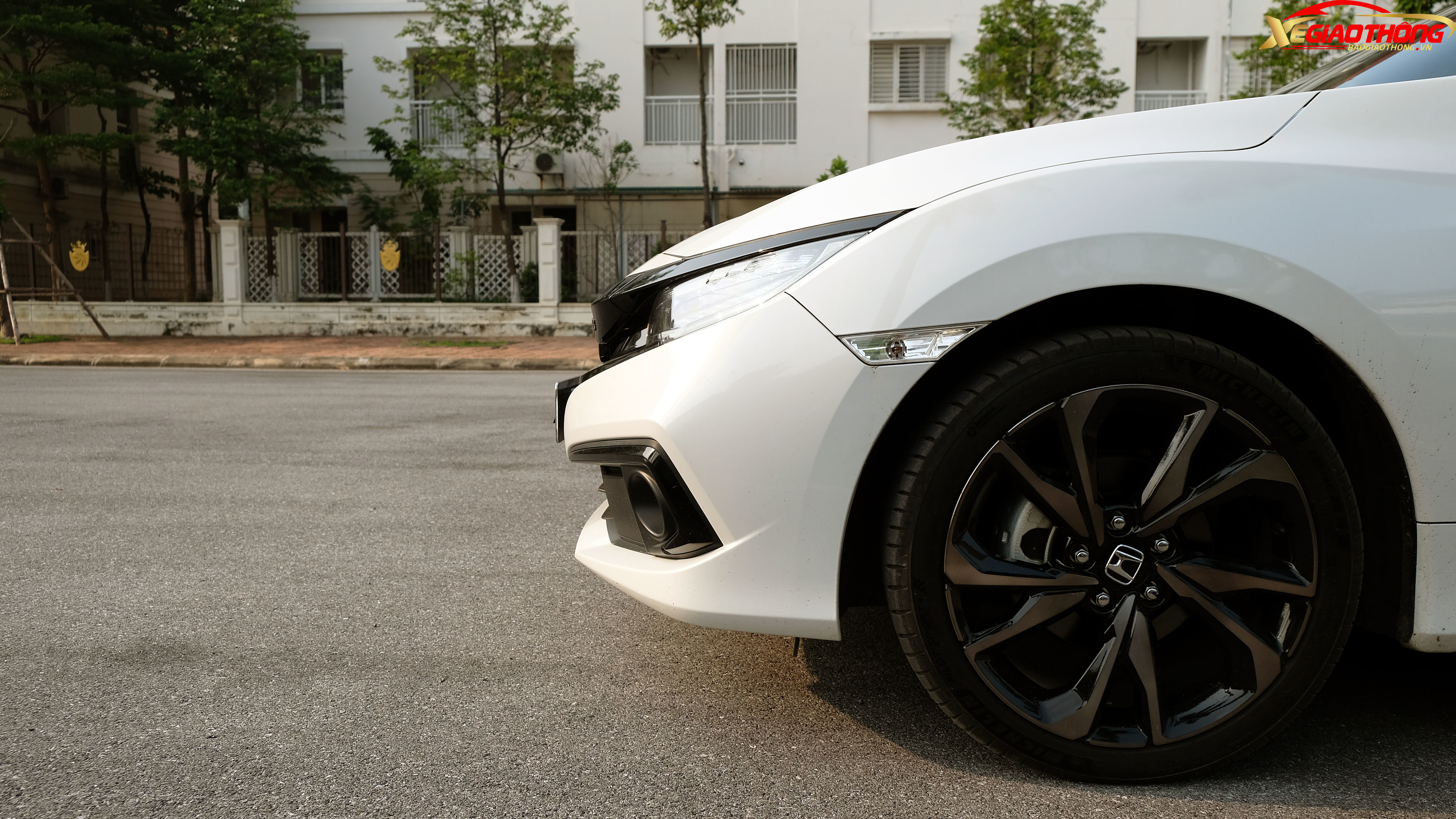 Chân ga nhạy, tăng tốc tốt nên việc điều khiển chiếc Civic RS leo dốc hay đi những đoạn đường đèo hoàn toàn dễ dàng.