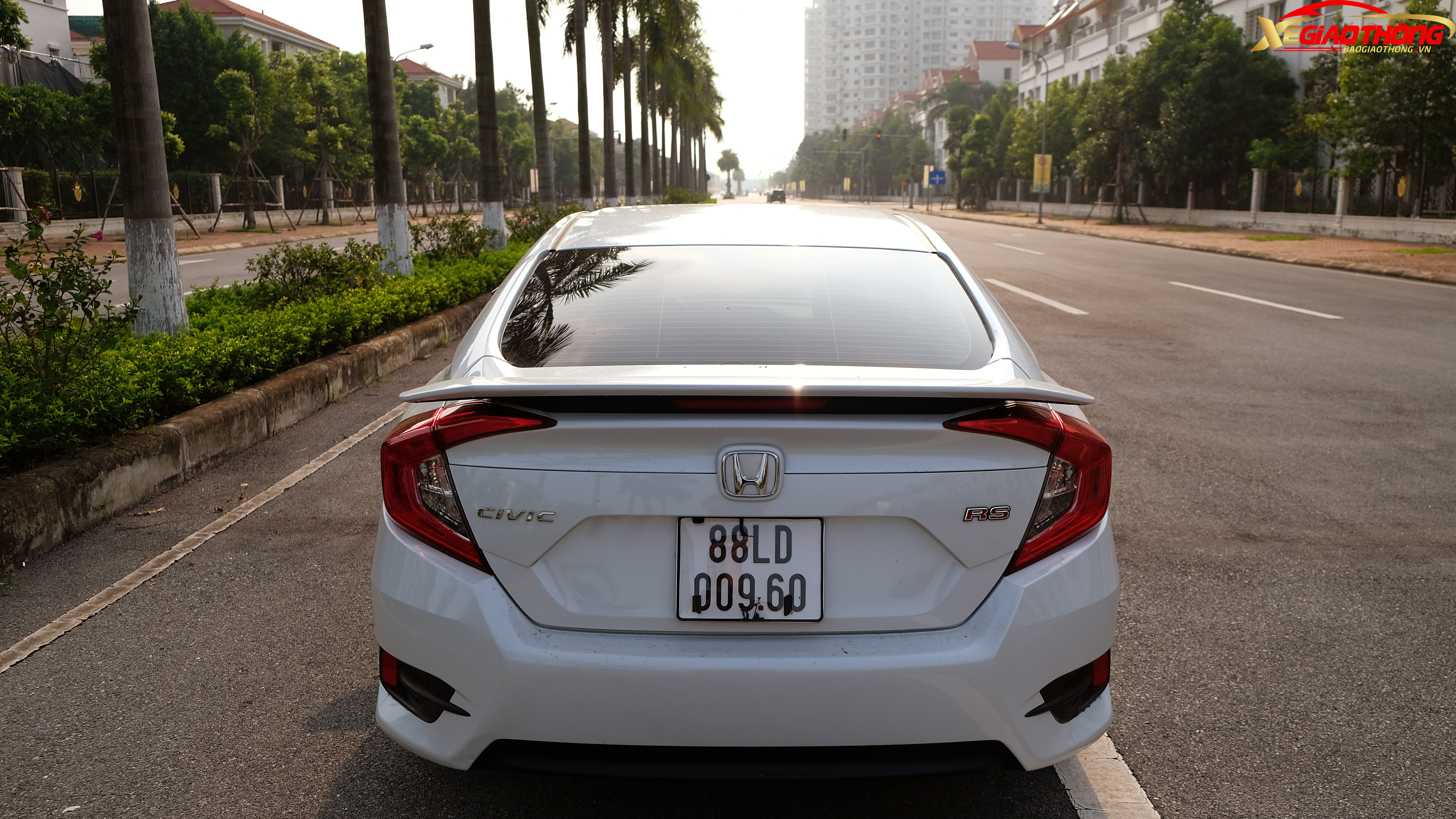 Bên cạnh đó, một sự tinh tế trên Honda Civic đó là cụm đèn hậu dạng chữ C độc đáo và ôm thân, bắt nguồn từ chính tên xe “Civic”, tạo ra sự khác biệt không thể nhầm lẫn.