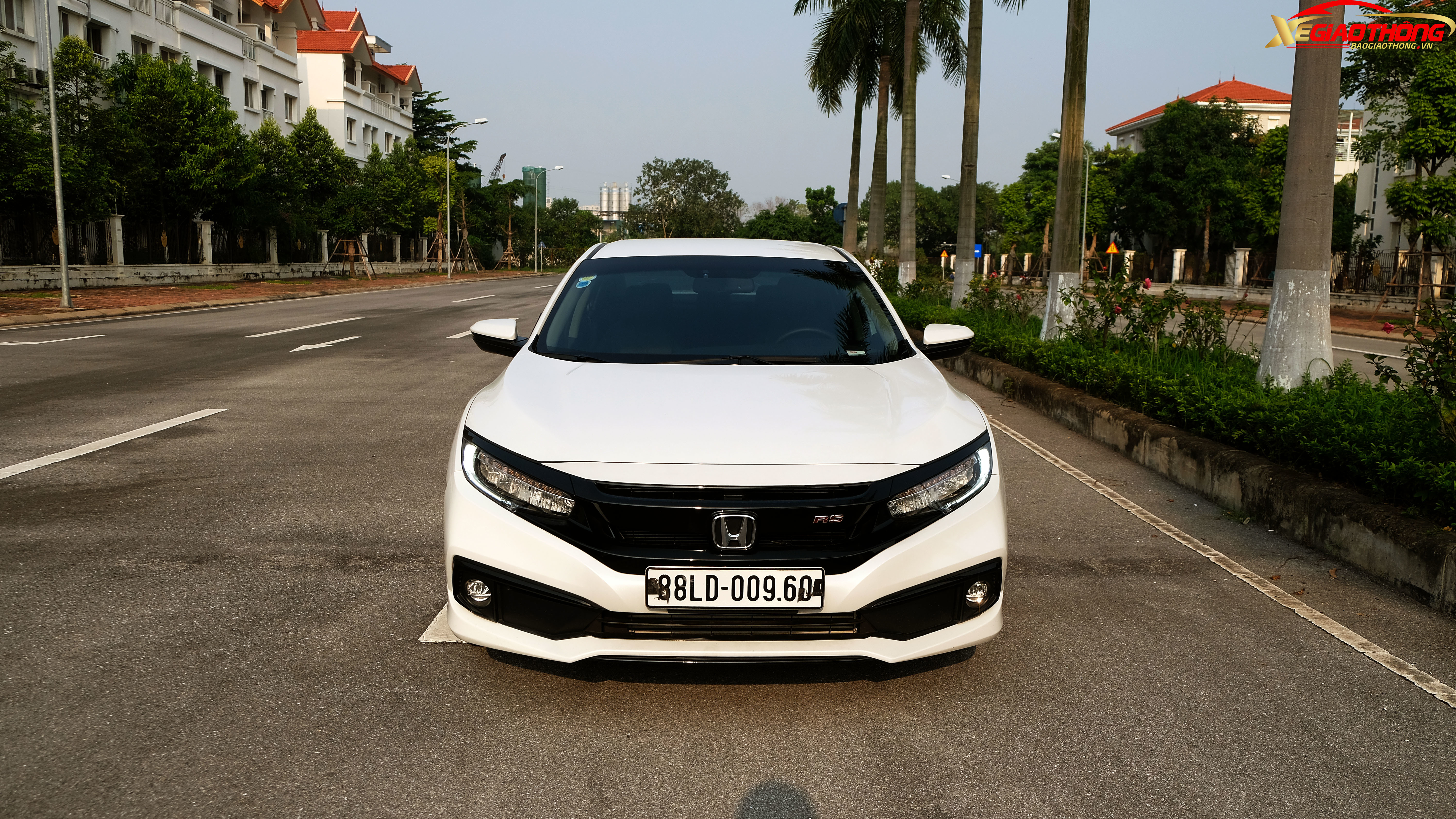 Phiên bản cao cấp nhất RS được trang bị đèn chiếu sáng, đèn sương mù và đèn hậu công nghệ full-LED.