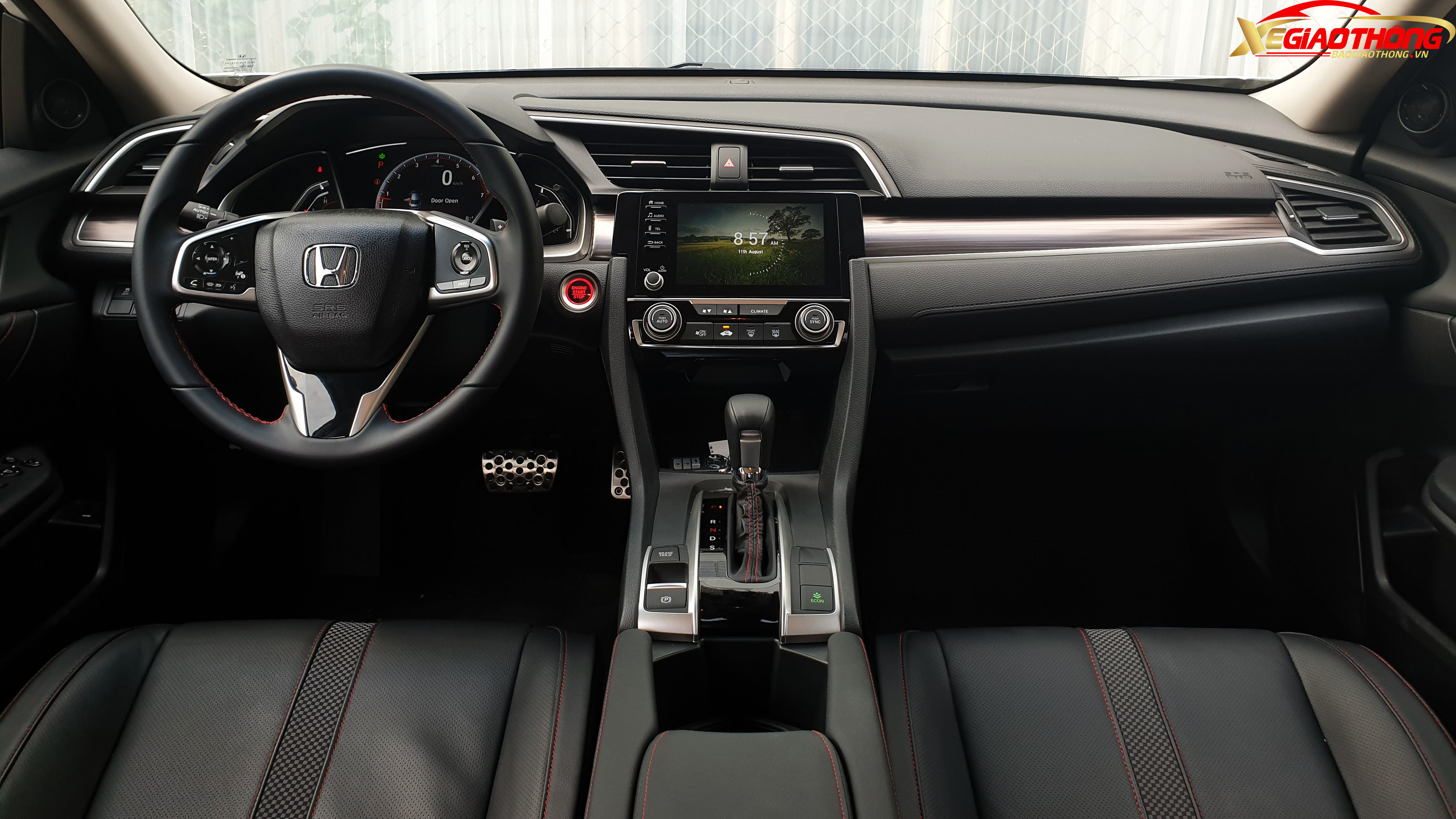 Bên trong khoang nội thất, đúng chất là một mẫu xe hướng tới phong cách thể thao, ghế trước Honda Civic RS 2019 thiết kế ôm lấy người ngồi nhưng vẫn rất thoải mái, không bị vướng. Các ghế trên xe được bọc da đi kèm những đường chỉ đỏ nổi bật trên nền đen, tăng tính thể thao.