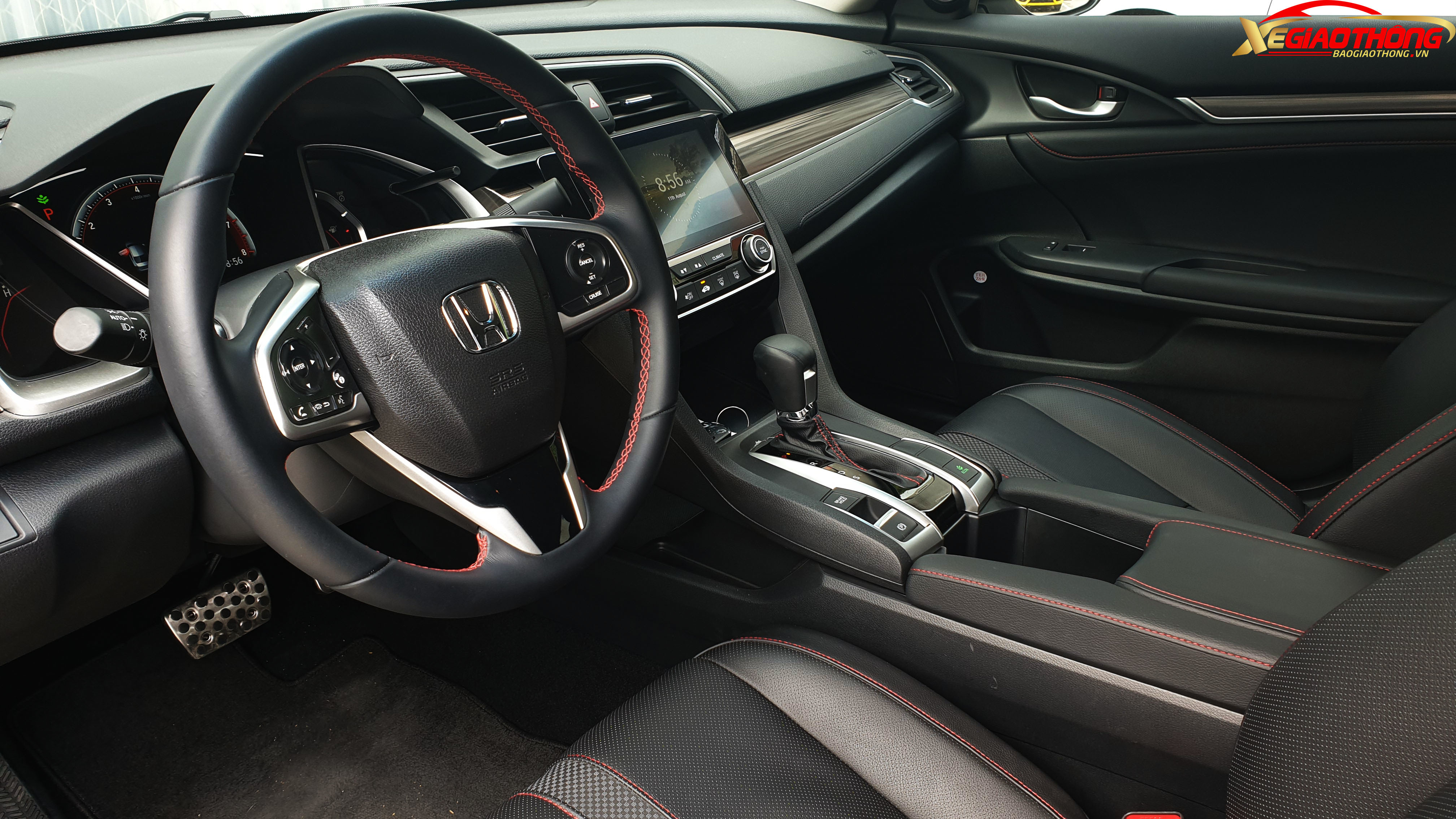 Các tính năng nổi bật trên Civic khiến bất kỳ ai, dù già hay trẻ cũng cảm thấy hiện đại và hữu ích có thể kể tới như gập gương tự động, đề nổ thông minh kết hợp tính năng đề nổ từ xa, điều hòa tự động 2 vùng độc lập cho hàng ghế trước, hệ thống âm thanh giải trí 8 loa,…