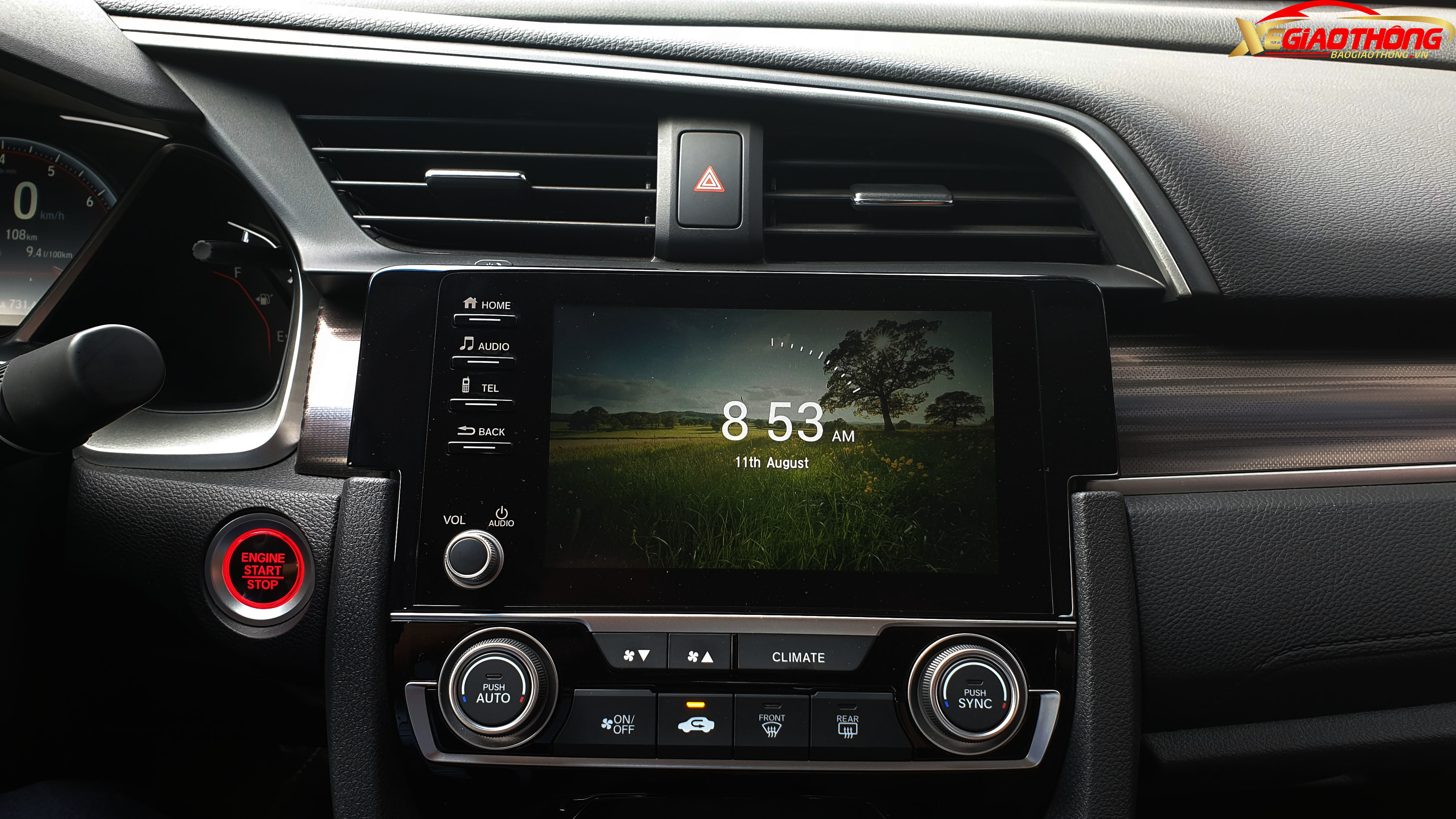 Tuy vậy nếu nghe những bản nhạc nhiều bass trên Honda Civic RS 2019, nếu để ý có thể nghe thấy tiếng nhựa ốp loa ngoài hơi rung nên theo đánh giá, đây là điểm khiến cho hệ thống âm thanh trên xe chưa thực sự tốt.