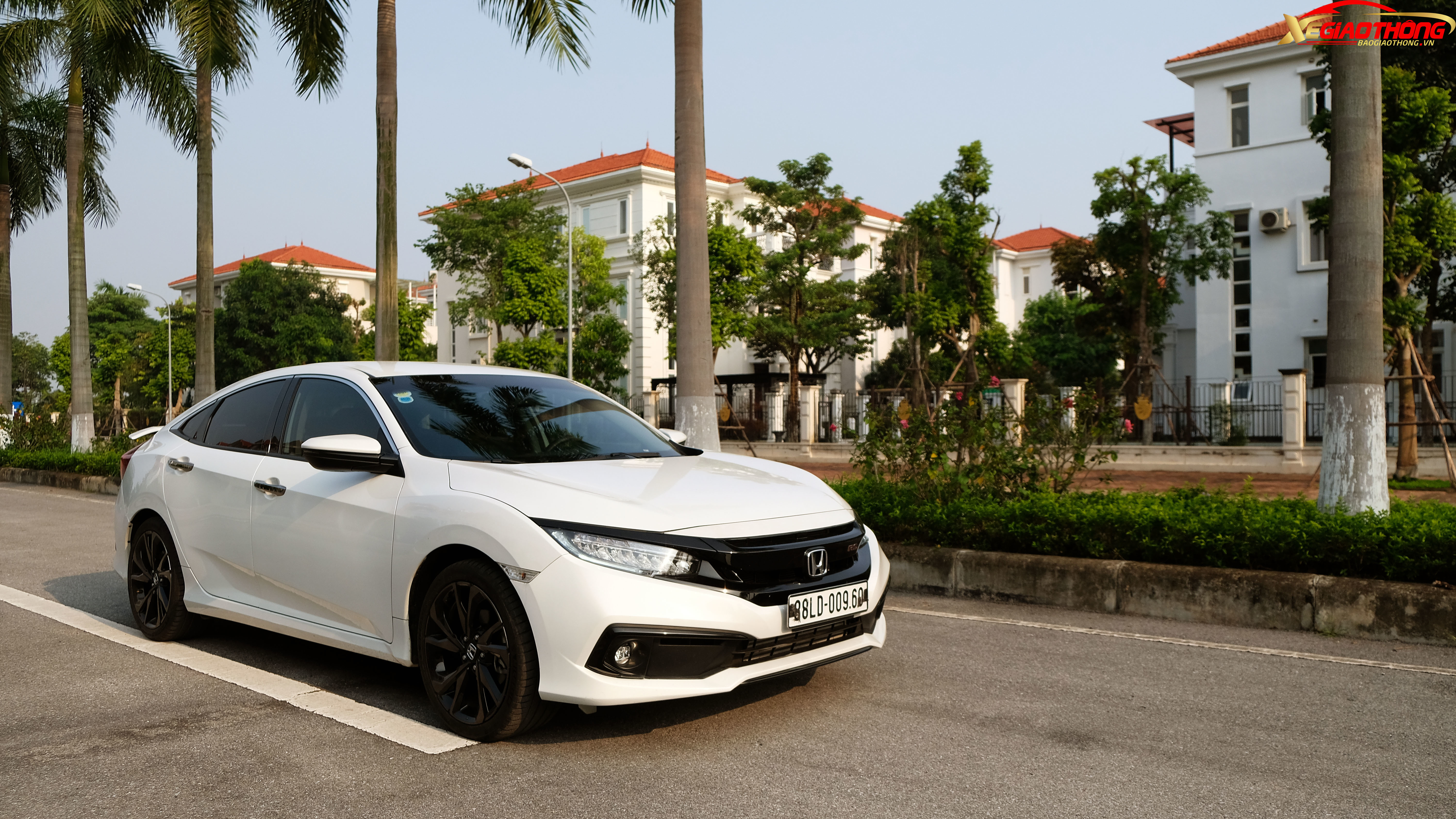 Mỗi khi ôm cua hay đánh lái gấp, vô lăng trợ lực điện trên Civic cho cảm giác đánh chính xác, kiểm soát xe tốt. Đi tốc độ chậm, vô lăng không quá nhẹ. Chạy tốc độ cao, vô lăng nặng, cho cảm giác an toàn khi đánh lái chuyển làn.