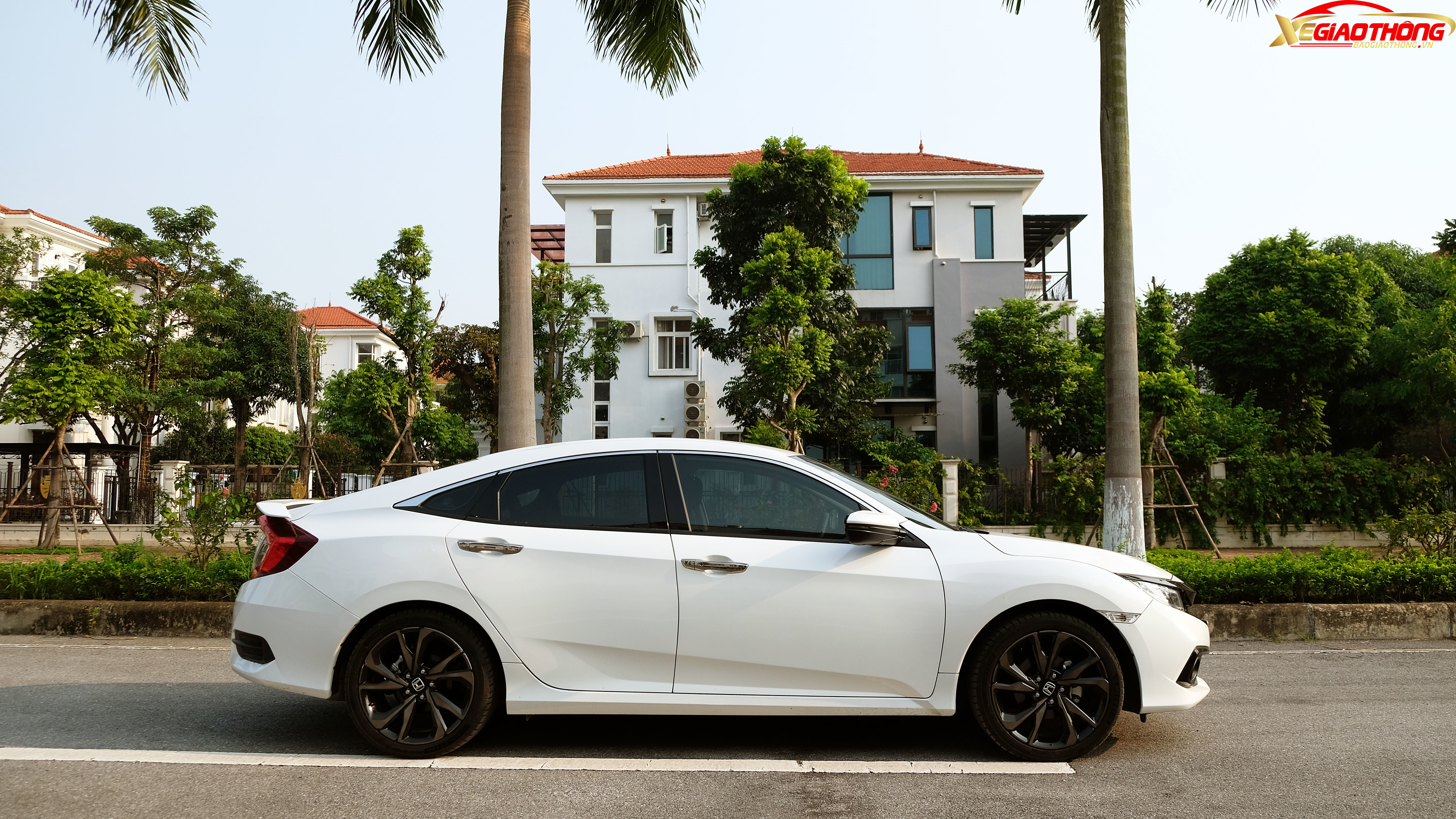 Hệ thống khung gầm và hệ thống treo trên Honda Civic mới cũng rất ấn tượng khi đi vào chỗ xóc hay ổ gà vẫn cảm thấy rất thoải mái và dễ chịu, đầm chắc. Tuy nhiên khi đánh lái gấp, dù đã có ghế ngồi ôm thân nhưng người lái vẫn sẽ có thể cảm giác bị lắc lư đôi chút. Tuy nhiên, không thể đòi hỏi một mẫu sedan hạng C phải đầm chắc như xe hạng D.