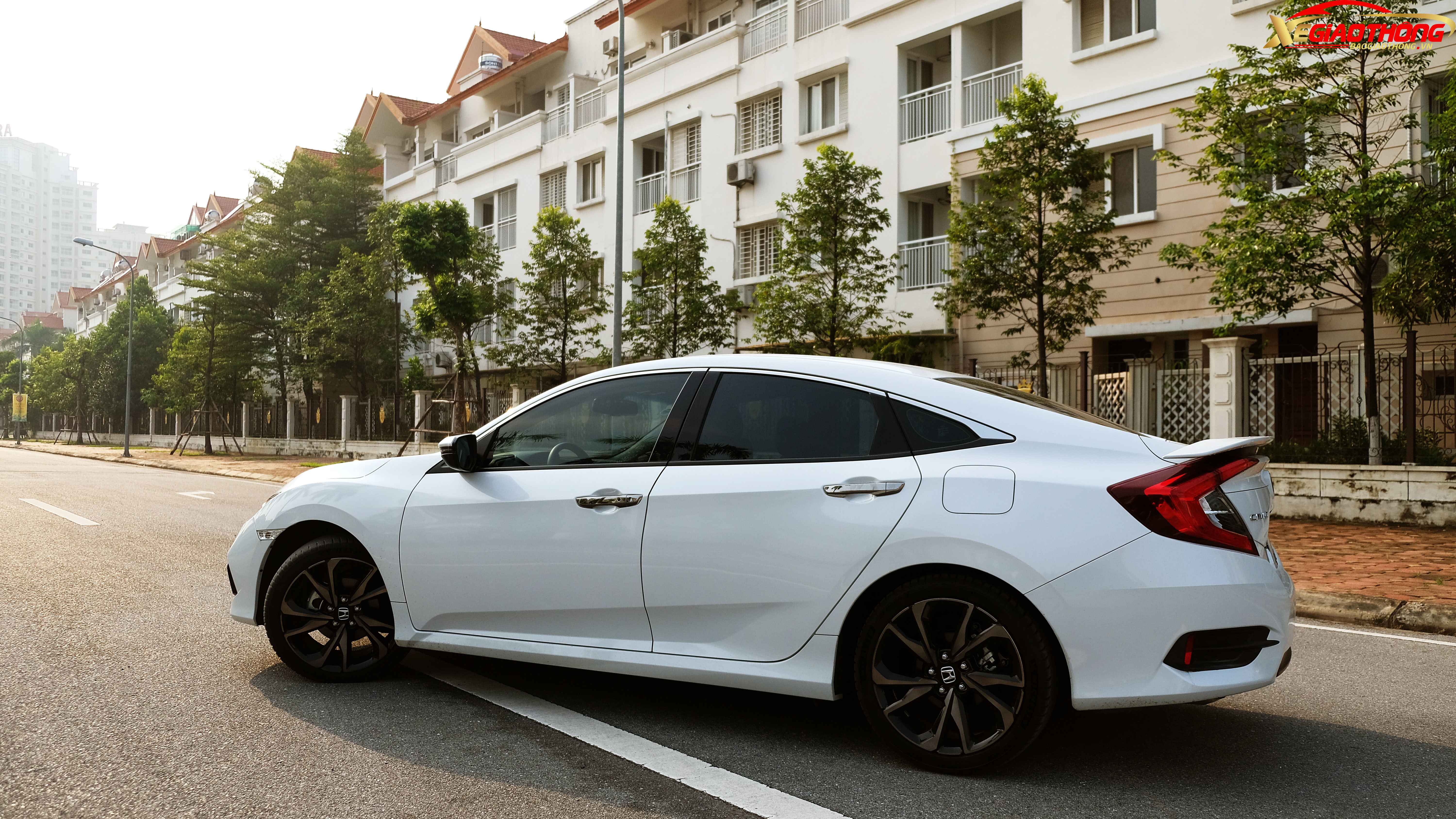 Tuy nhiên khi vận hành, điều làm PV chưa thực sự hài lòng là hệ thống điều khiển hành trình Cruise Control. Hệ thống này phản xạ thông tin tương đối chậm, có độ trễ và không được nhạy. Ví dụ đặt tốc độ 70 km/h, muốn tăng tốc bằng nút bấm, đôi khi xảy ra tình trạng ấn nhưng màn hình hiển thị tốc độ không nhảy số, mà phải đợi một lúc. Điều này có thể gây đôi chút khó chịu cho người cầm lái khi sử dụng.