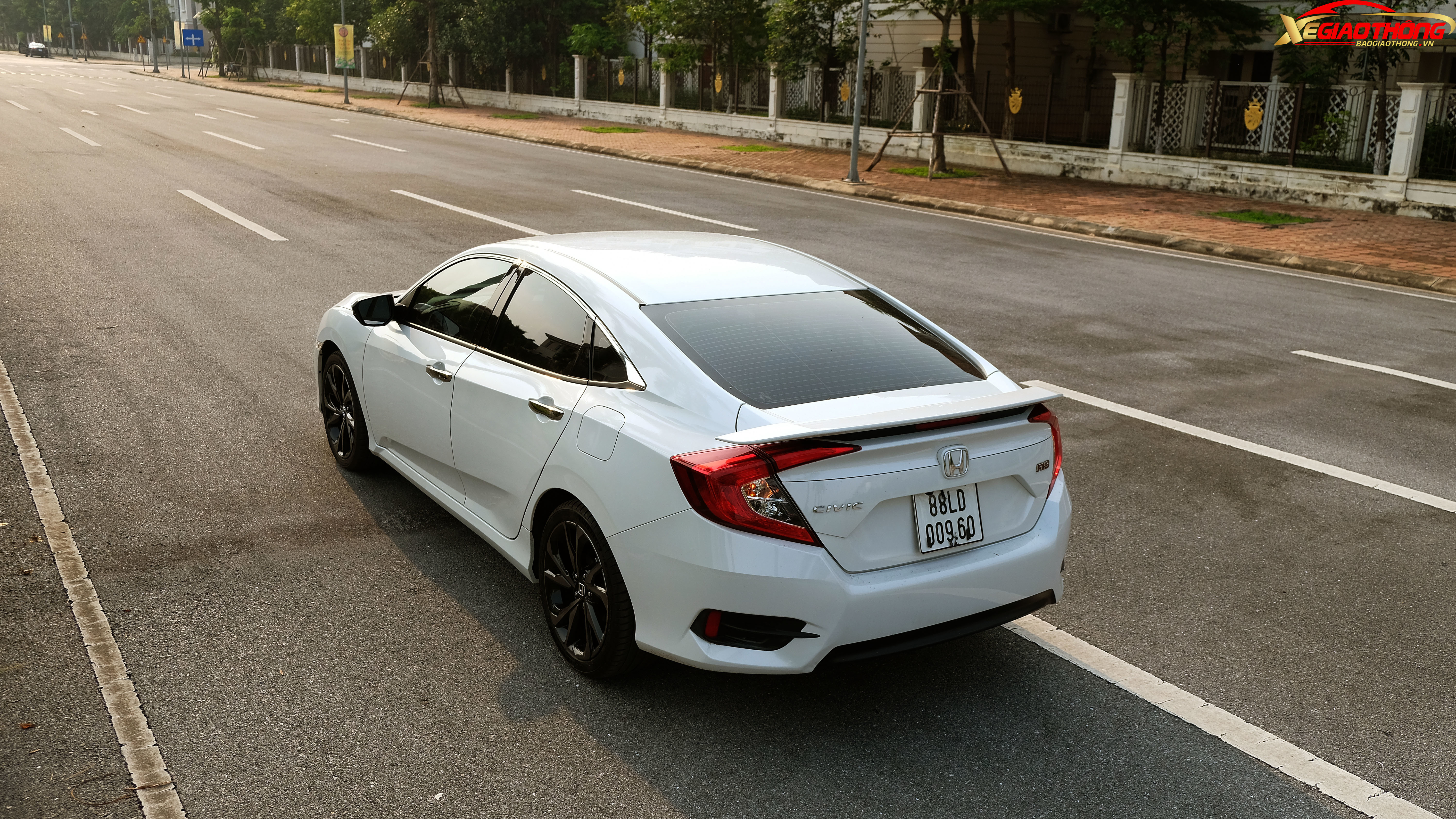 Có thể nói ở phân khúc ô tô cỡ C tại Việt Nam, nếu Toyota Corolla Altis, Mazda 3, Kia Cerato hay Hyundai Elantra phù hợp với hầu hết mọi khách hàng thì Honda Civic là chiếc xe sinh ra cho những khách hàng thực sự thích cầm lái, có một chút đam mê với tốc độ và quan trọng là thích khác biệt với số đông.