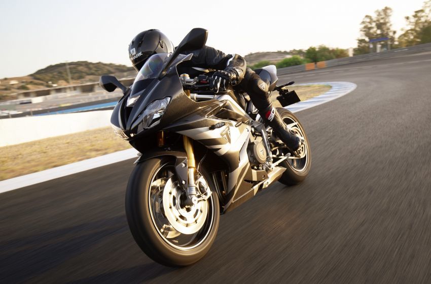 Được thừa hưởng nhiều từ người anh em Triumph 765, Daytona 765 tạo ra 128 mã lực tại 12.250 vòng/ phút và mô-men xoắn 80 Nm tại 9.750 vòng / phút - tăng từ 765 mã lực 121 mã lực và 77 Nm