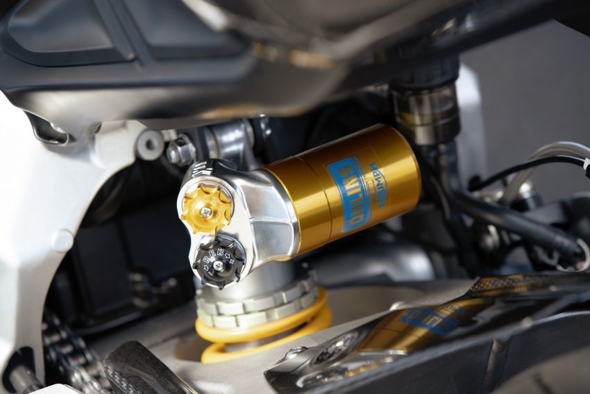 Bên trong động cơ, hầu hết đều được thừa hưởng từ Triumph Moto2 bao gồm van đầu vào bằng titan, pít-tông mạnh hơn, chân gudgeon tráng phủ MotoGP -spec DLC, cấu hình cam mới, kèn hút mới, thanh côn được sửa đổi, cổng nạp, trục khuỷu và thùng tỷ lệ nén tăng - 12,9: 1 từ 12,6: 1