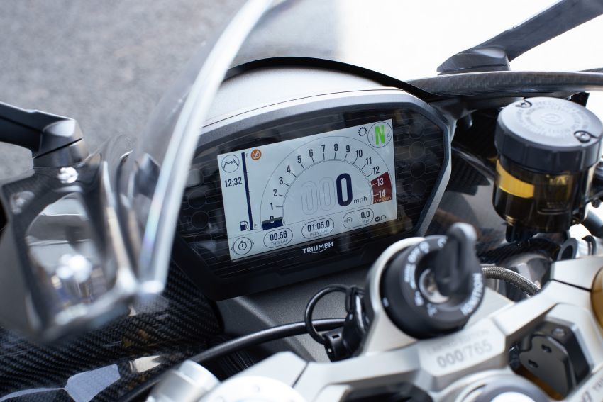 Trên đầu xe, màn hình LCD-LCD đầy màu sắc sẽ khởi động logo Moto2. Đồng hồ bấm giờ cũng được đặt trong màn hình hiển thị này