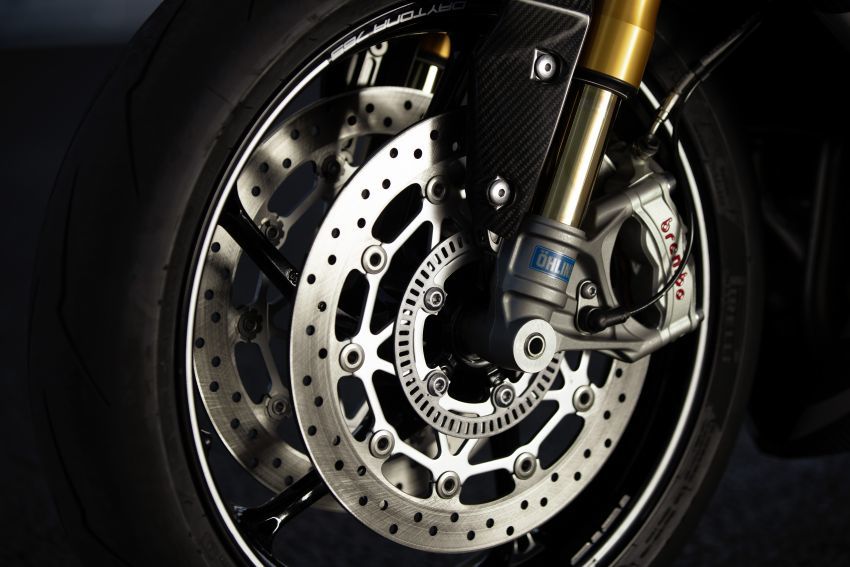 Triumph đã trang bị cho Daytona Moto2 765 Limited Edition phanh đĩa đi kèm kẹp phanh của Brembo ở bánh trước, giảm xóc là của thương hiệu Ohlins với phuộc trước NIX30 đường kính 43 mm và sau TTX36 có thể điều chỉnh