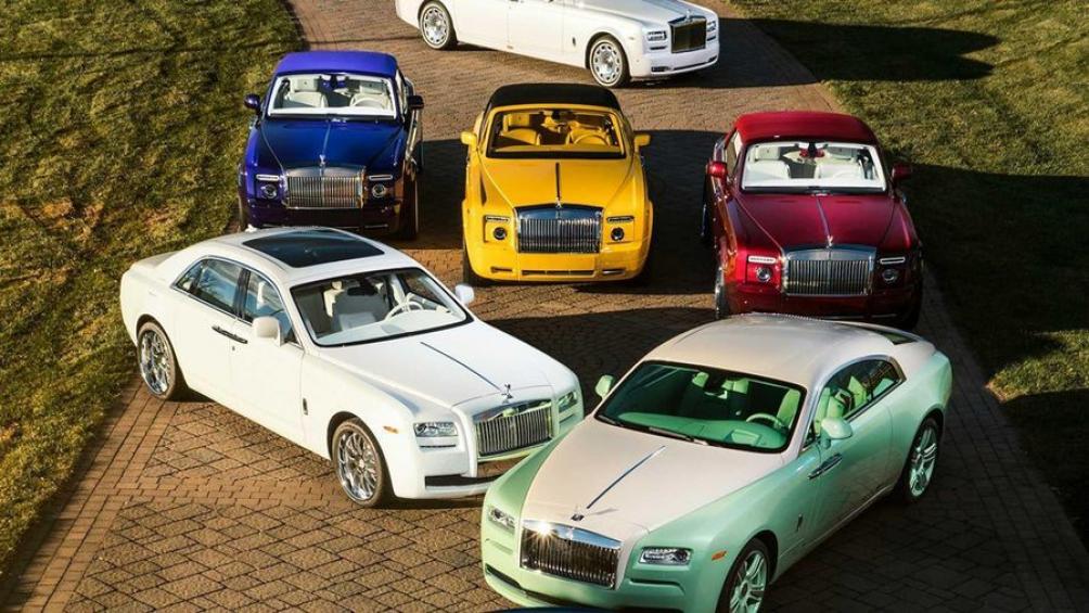 Cụ thể thì mỗi khi có hứng thú với việc sắm một chiếc Rolls-Royce mới, vị đại gia sẽ tới nhà máy Rolls-Royce để cùng bộ phận cá nhân hóa của hãng nghiên cứu, tìm ra màu sơn ưng ý nhất