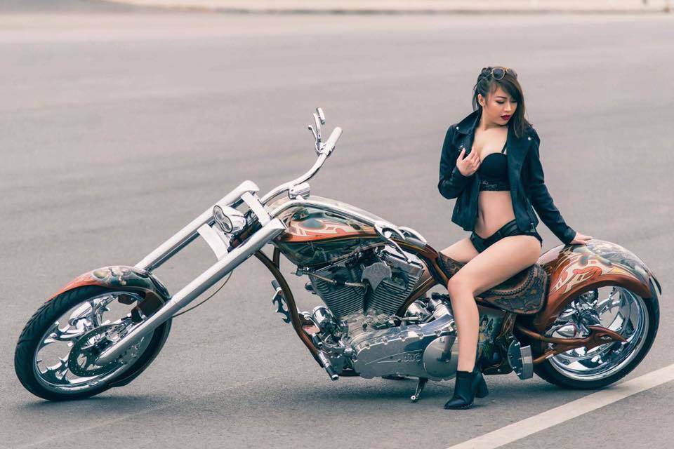 Dưới đây là bộ ảnh hotgirl Ngân Lee tạo dáng gợi cảm bên chiếc mô tô Chopper cực hiếm đầy cuốn hút