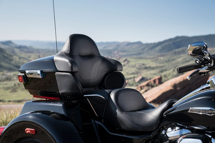 Tại Mỹ, mức giá bán Harley-Davidson Tri Glide CVO lên tới 48.999 USD (tương đương 1,137 tỷ đồng). Với con số này, khách hàng có thể mua được hàng loạt các dòng xe hơi hạng sang thuộc phân khúc hạng D trên thị trường hiện nay như Audi A5 hay Genesis G70...