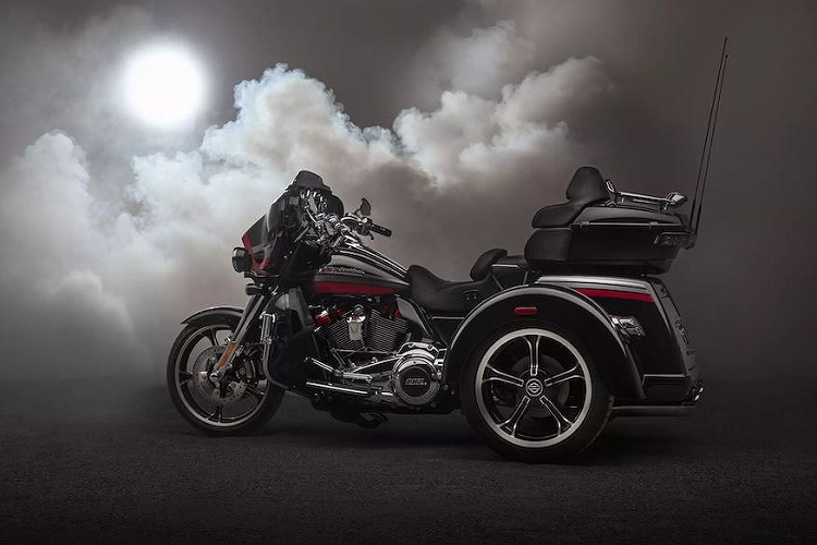 Davidson CVO Tri Glide là mẫu mô tô 3 bánh đầu tiên được bộ phận xe độ Custom Vehicle Operation của hãng xe Mỹ tạo ra trong lịch sử