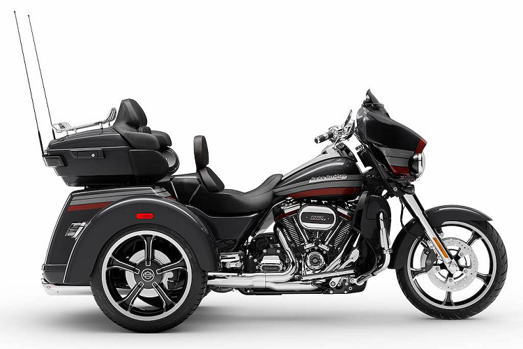 Về ngoại hình, điểm khác biệt của CVO Tri Glide so với Tri Glide Ultra đó là sự xuất hiện của bộ mâm 5 cây Tomahawk, cùng với sơn kẻ chỉ đặc biệt. Để ý kỹ hơn, những fan của Harley-Davidson có thể nhận ra hàng loạt trang bị cao cấp hơn của chiếc xe như giá chằng hàng trên tùng sau Tour-Pak, kính gió ngắn, hệ thống đèn chiếu sáng/tín hiệu full LED...