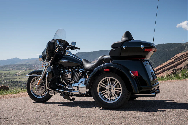 Đặc biệt, hệ thống này nay còn có tính năng kết nối với smartphone thông qua dịch vụ H-D Connect, giúp người dùng theo dõi được mọi thông tin về tình trạng của xe cũng như cập nhật phần mềm và báo động trộm cướp. Boom! Box GTS được nối với dàn âm thanh Boom! Stage 1 với amplifier 300W và 4 loa stereo