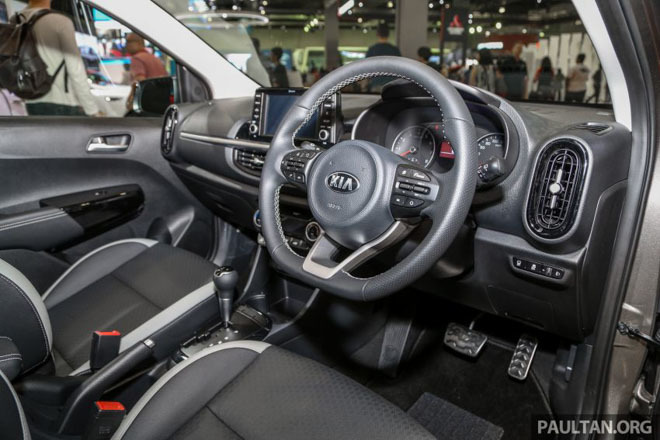 Kia Morning được trang bị nội thất xe bọc da hai đen, ghế lái phía trước có thêm các đường sọc khác màu, vô lăng 3 chấu đáy phẳng tương tự các mẫu xe thể thao hạng sang khác, cửa sổ trời chỉnh điện, điều hoà tự động với các cửa gió được làm lớn hơn thế hệ cũ