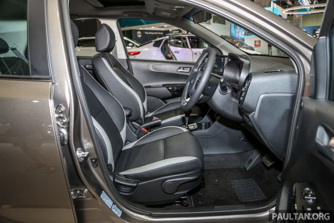 Trung tâm bảng taplo là vị trí nút bấm khởi động Start/Stop, màn hình cảm ứng trung tâm 7inch được tách rời riêng biệt, hỗ trợ kết nối Android Auto, Apple Carplay và hệ thống sạc không dây cho điện thoại