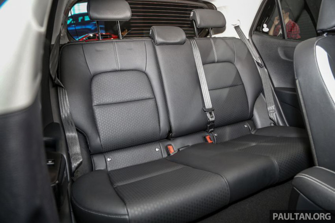 Cụm điều khiển trung tâm của hệ thống thông tin – giải trí dùng màn hình 7 inch, tích hợp kết nối Android Auto, Apple Carplay, âm thanh 6 loa và hệ thống sạc không dây cho điện thoại