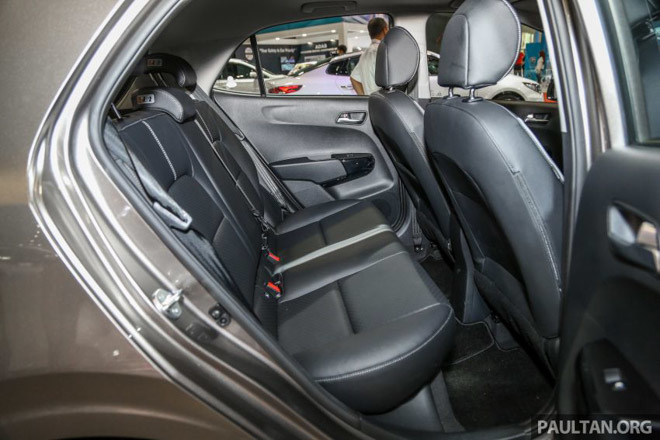 Ngoài ra, tại thị trường Anh Quốc, Kia Morning còn có thêm phiên bản sử dụng động cơ 1.0L tăng áp cho công suất 99 mã lực và 176Nm, đi kèm hộp số sàn 5 cấp